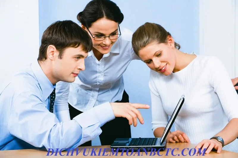 Ai là người ký báo cáo kiểm toán? Điều kiện hành nghề chi tiết ra sao?